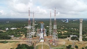 Lancement de la fusée indienne GSLV Mk III pour placer un satellite de communication militaire en orbite.