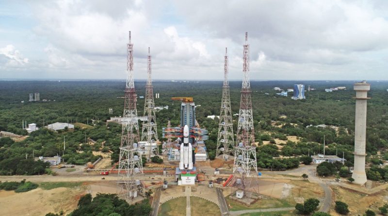 Lancement de la fusée indienne GSLV Mk III pour placer un satellite de communication militaire en orbite.