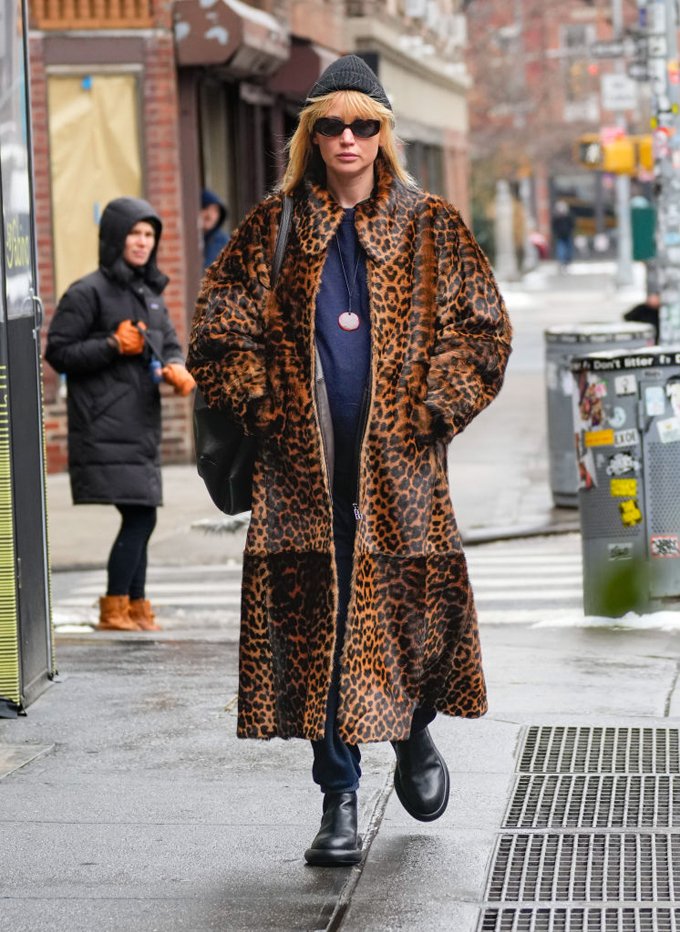Jennifer Lawrence en manteau léopard et bonnet en maille le 12 février 2025