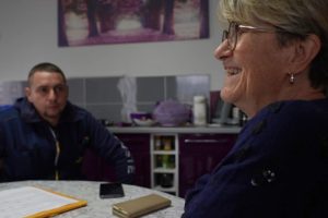 En Isère, des facteurs dépistent à domicile les problèmes de santé des personnes âgées