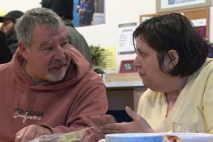 Philippe, maître-nageur, témoigne de l'accueil de jour du Secours Catholique pour le déjeuner