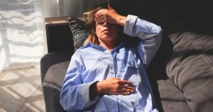 Comprendre les maux de tête liés aux règles : causes et solutions