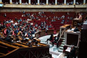 Port du voile par des écolières : polémique à l'Assemblée sur les propos de l'extrême droite