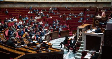 Port du voile par des écolières : polémique à l'Assemblée sur les propos de l'extrême droite