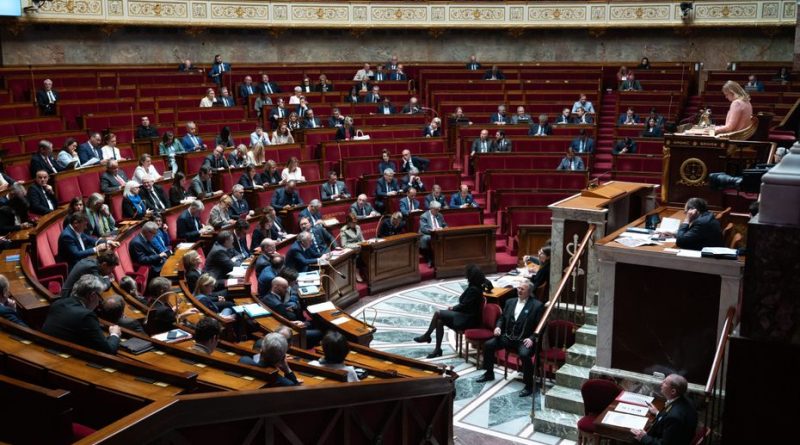 Port du voile par des écolières : polémique à l'Assemblée sur les propos de l'extrême droite
