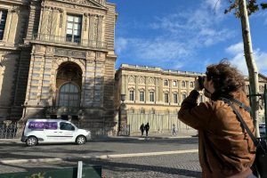 Cambriolage au Louvre : un membre du commando arrêté à Laval, les bijoux toujours introuvables