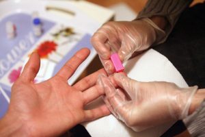 Près de 4 000 Franciliens ignorent leur séropositivité au VIH, alerte un rapport sur la prévention