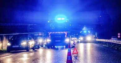 Un chauffard grille un stop, causant la mort de deux personnes, placé en garde à vue.
