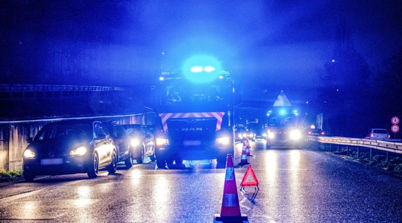 Un chauffard grille un stop, causant la mort de deux personnes, placé en garde à vue.