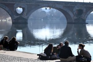 Les jeunes se sentent ignorés par les politiques et critiquent les élus comme des 'citoyens de seconde zone'