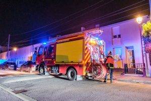 Incendie nocturne : les pompiers découvrent une victime calcinée dans un appartement sinistré
