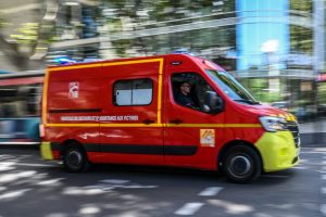 Incendie au deuxième étage : une femme sauvée des flammes, dans un état critique