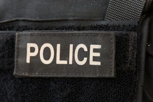 Différend familial dégénère : voiture incendiée et tirs sur une porte, sans blessés