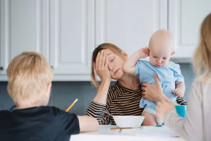 Surcharge mentale : 67 % des mères en Europe souffrent d'épuisement psychologique