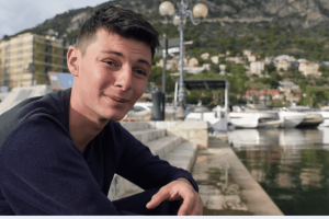 Un jeune homme de 19 ans traverse seul après son accident : 'J'avais l'envie de vivre'