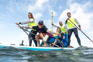 Yannaël communique avec ses yeux et exprime sa passion pour l'océan grâce à plus d'autonomie