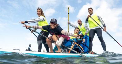 Yannaël communique avec ses yeux et exprime sa passion pour l'océan grâce à plus d'autonomie