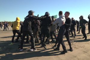 Les joueurs de handball se mettent dans la peau de gendarmes mobiles pour motiver leur équipe