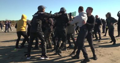 Les joueurs de handball se mettent dans la peau de gendarmes mobiles pour motiver leur équipe