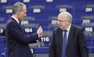 Au Parlement européen, les eurodéputés compromettent les droits des travailleurs pour l'économie de guerre