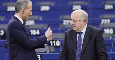 Au Parlement européen, les eurodéputés compromettent les droits des travailleurs pour l'économie de guerre