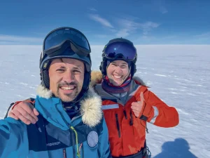Heïdi Sevestre et Matthieu Tordeur explorent la glace d'hier pour comprendre sa fonte actuelle