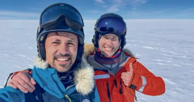 Heïdi Sevestre et Matthieu Tordeur explorent la glace d'hier pour comprendre sa fonte actuelle