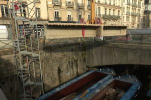 EN IMAGES. La grignoteuse de béton déconstructrice de parking évacue les gravats par le fleuve