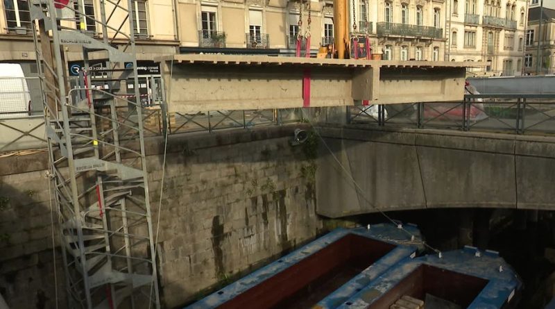 EN IMAGES. La grignoteuse de béton déconstructrice de parking évacue les gravats par le fleuve