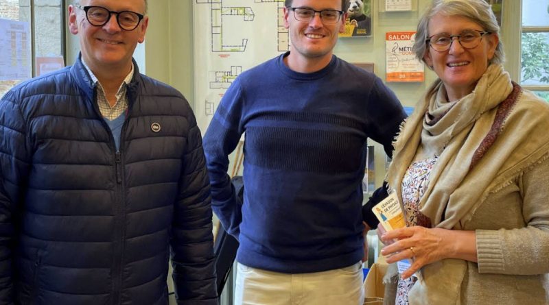 Châtillon-sur-Chalaronne : don d'objets pharmaceutiques anciens à l'Hôtel-Dieu