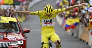 Inauguration d'une statue dorée de Tadej Pogacar à Abou Dhabi