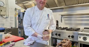 Laurent Bouvier, ancien champion de France, vise le titre mondial de pâté-croûte à Lyon.