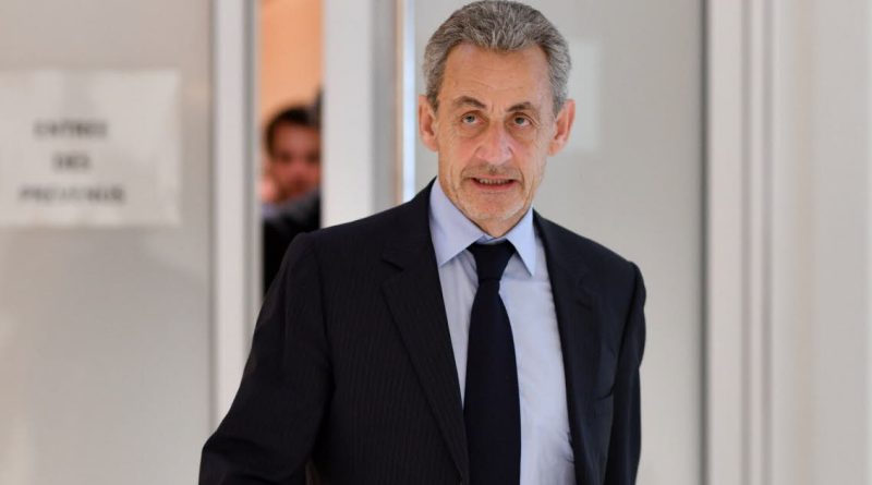 Paris : Nicolas Sarkozy reçoit argent, livres et chocolat dans sa cellule