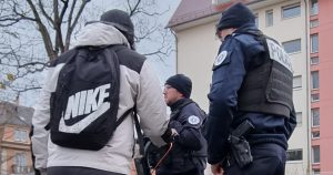 Sélestat : La police contrôle les lycéens utilisant des trottinettes électriques et rappelle les règles.