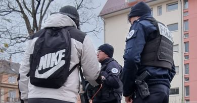 Sélestat : La police contrôle les lycéens utilisant des trottinettes électriques et rappelle les règles.