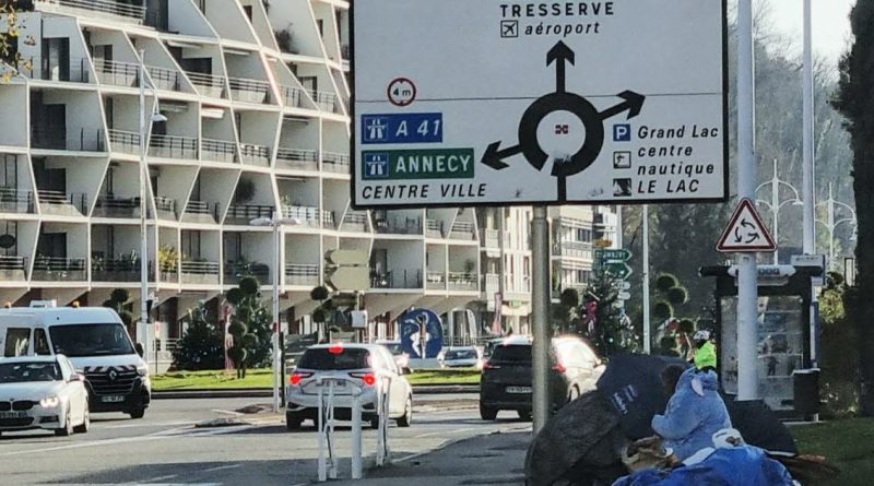 Aix-les-Bains — Avenue Daniel-Rops : riverains et élus dépassés par « la dame aux parapluies »