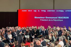 Emmanuel Macron propose d'interdire les portables au lycée et de réguler les réseaux sociaux