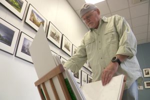 VIDÉO. Un photographe utilise le charbon pour des images uniques, un procédé du XIXe siècle.