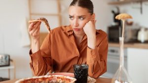 Cette vidéo révèle les dangers de conserver des restes de pizza trop longtemps