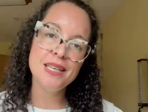 Une infirmière pédiatrique présente son 'red flat', les parents réagissent positivement