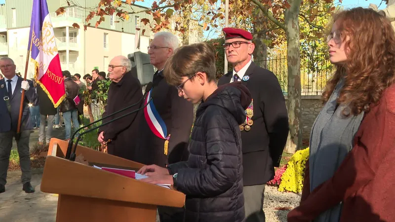 Certains enfants participent activement à la cérémonie du 11 novembre 2025 à Chasseneuil-du-Poitou, en lisant des textes.