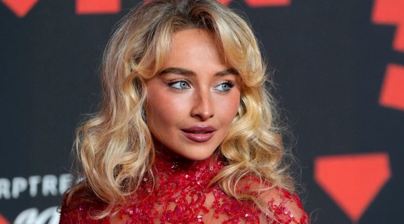 Sabrina Carpenter produit et joue dans un film inspiré d'Alice au Pays des Merveilles