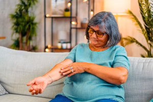 65 ans et plus : les dermatologues mettent en garde contre une erreur d’hygiène courante