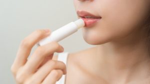 Les lèvres sèches peuvent-elles devenir dépendantes du baume à lèvres ? Réponse d'une dermatologue