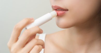 Les lèvres sèches peuvent-elles devenir dépendantes du baume à lèvres ? Réponse d'une dermatologue