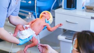 Prématurité : conseils pratiques pour aider les parents à établir un lien avec leur bébé