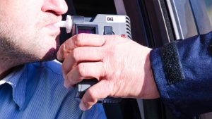 Protoxyde d’azote : un éthylotest détecte le gaz hilarant jusqu’à 5 heures après inhalation