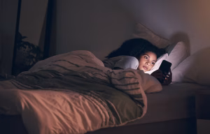 Consulter son smartphone entre 23 h et 1 h : les risques sous-estimés pour la santé