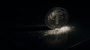 Une photo conceptuelle d'une pièce Tether (USDT) à côté de poudre blanche, symbolisant l'affaire Ryan Wedding et l'accusation de blanchiment de 1 milliard de dollars de profits de la drogue en novembre 2025.