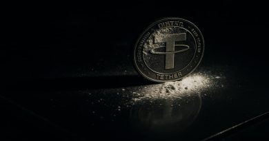 Une photo conceptuelle d'une pièce Tether (USDT) à côté de poudre blanche, symbolisant l'affaire Ryan Wedding et l'accusation de blanchiment de 1 milliard de dollars de profits de la drogue en novembre 2025.